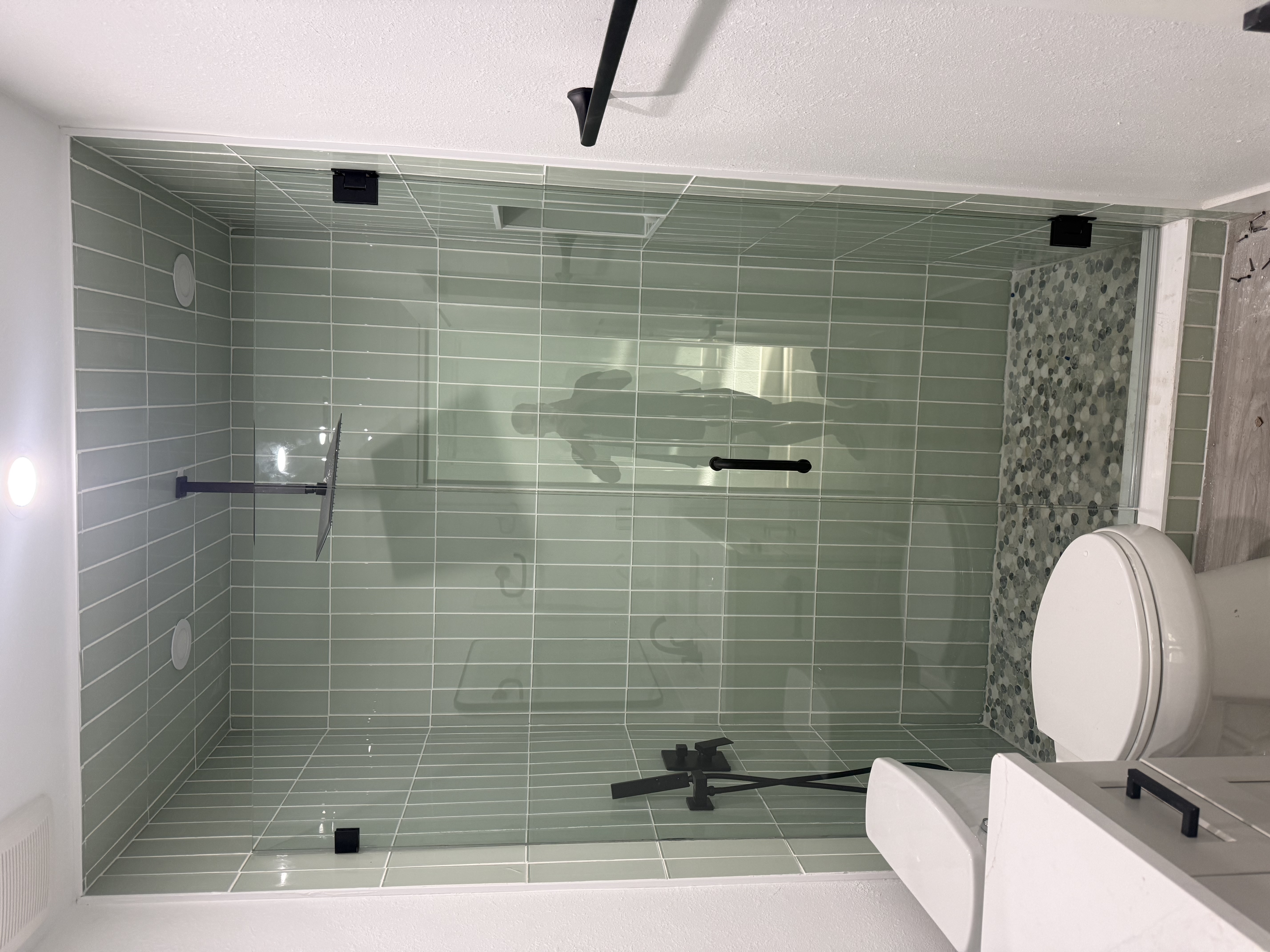 Design with fixed panel and door (Here you can find the design for your bathroom with the color you want)